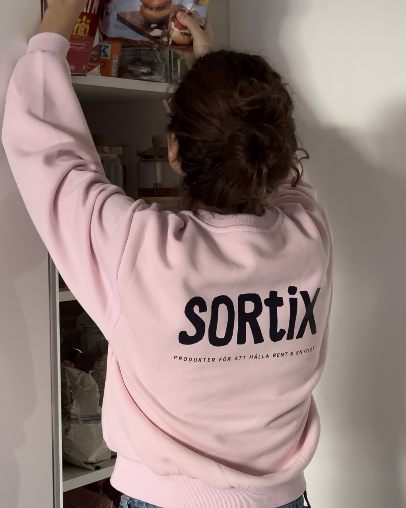 en kvinna i sortix-kläder som organiserar